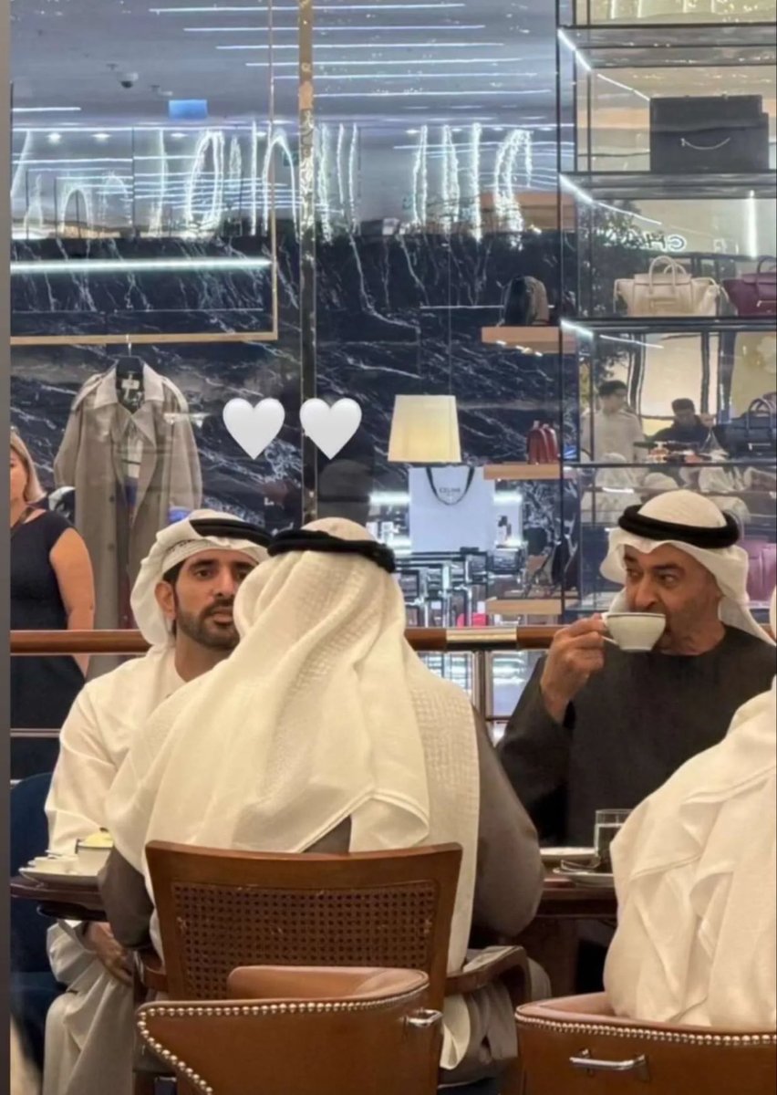 رئيس الدولة رمز الحكمة والثبات، ووزير الدفاع سند القوة والحماية، يجلسان بين الشعب في دبي مول كأنهما مع عائلتهما، يطمئنان شعبنا ويبعثان رسالة واضحة: قلوبنا مطمئنة، وأماننا قوي، ودولتنا تقف صلبة في وجه كل التحديات، وقيادتنا تعمل بثقة وحرص لأجل كل مواطن ومقيم. 🇦🇪❤

اطمئنوا يا أهل