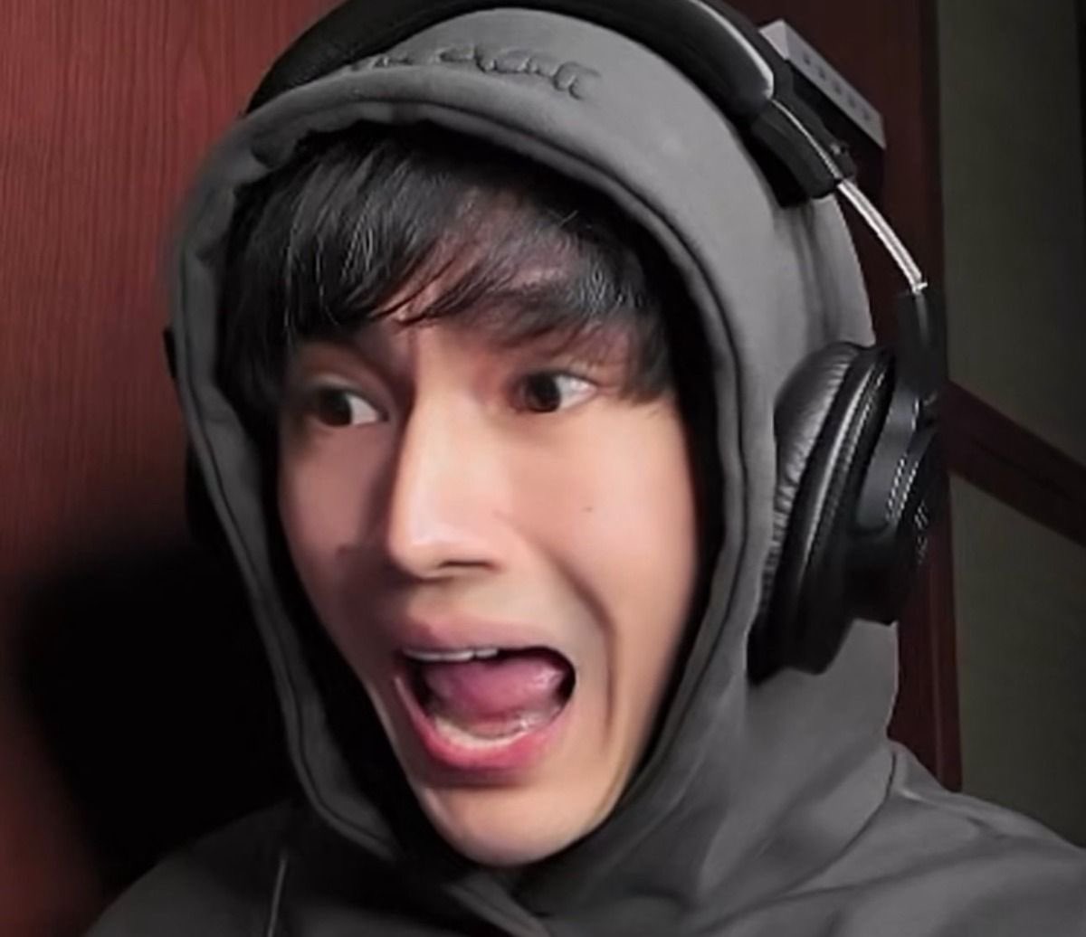 จิ๋ว เล่นจบหรือยังครับ เซตนี้ถ่ายเสร็จพอดี

ป๊าาา รอหนูแปปนึง จะจบแล้วๆ ย๊าา! จะจบอยู่แล้วผีโผล่มาทำไม!!

เล่นเกมผีอีกแล้ว เดี๋ยวคืนนี้ก็ฝันร้ายหรอก

ถ้าหนูฝันร้าย ป๊าจะไม่โอ๋หนูหรอ 🥺

ป๊าเคยไม่โอ๋หนูด้วยหรอคะ หื้มม

ไม่เคยย เพราะป๊าโอ๋หนูตลอด หนูเลยรักป๊าที่สุดดด