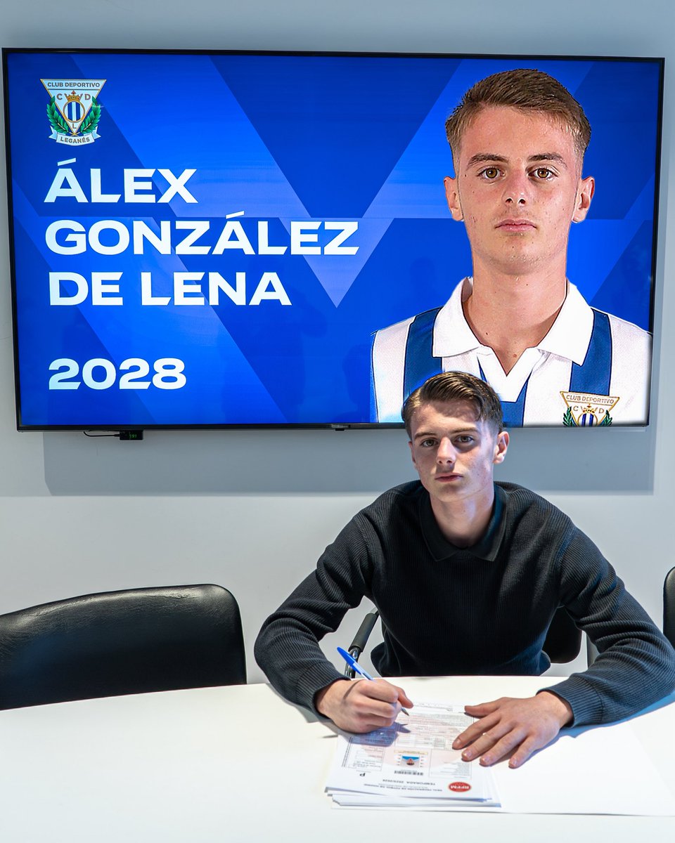 ✍️⚪️🔵 El canterano Álex González De Lena firma su primer contrato profesional con el C.D. Leganés.

#CanteraPepinera ▽