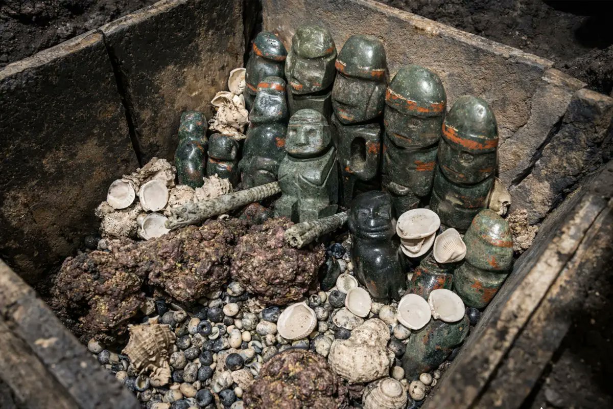 ArchaeoTweets's tweet photo. Colossal Mexica offering at Templo Mayor: 83 greenstone idols from war booty,  buried in epic ritual by Motecuhzoma Ilhuicamina! Largest ever—ritual  circle complete.  #Archaeology   
https://t.co/Yl2giuA4ie https://t.co/gmybWcVPAE