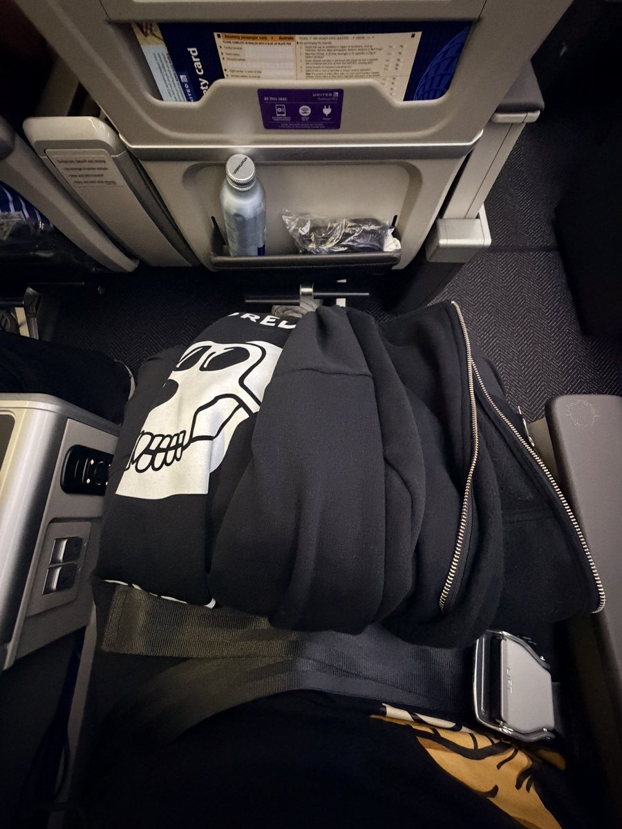 17ikoola's tweet photo. Had to pull out the BAYC travel essentials for this flight! Happy Monday!☀️ https://t.co/kSAX0Zdarl