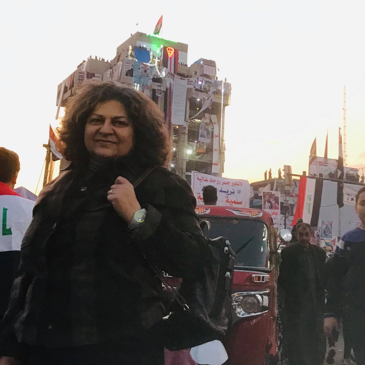 La activista Yanar Mohammed fue asesinada hoy en Bagdad.
Dedicó su vida a la defensa d mujeres víctimas d maltrato,violencia y trata. Impulsó la creación y administración d casas d acogida que ofrecieron refugio a cientos d mujeres que escapaban d la opresión y la explotación.