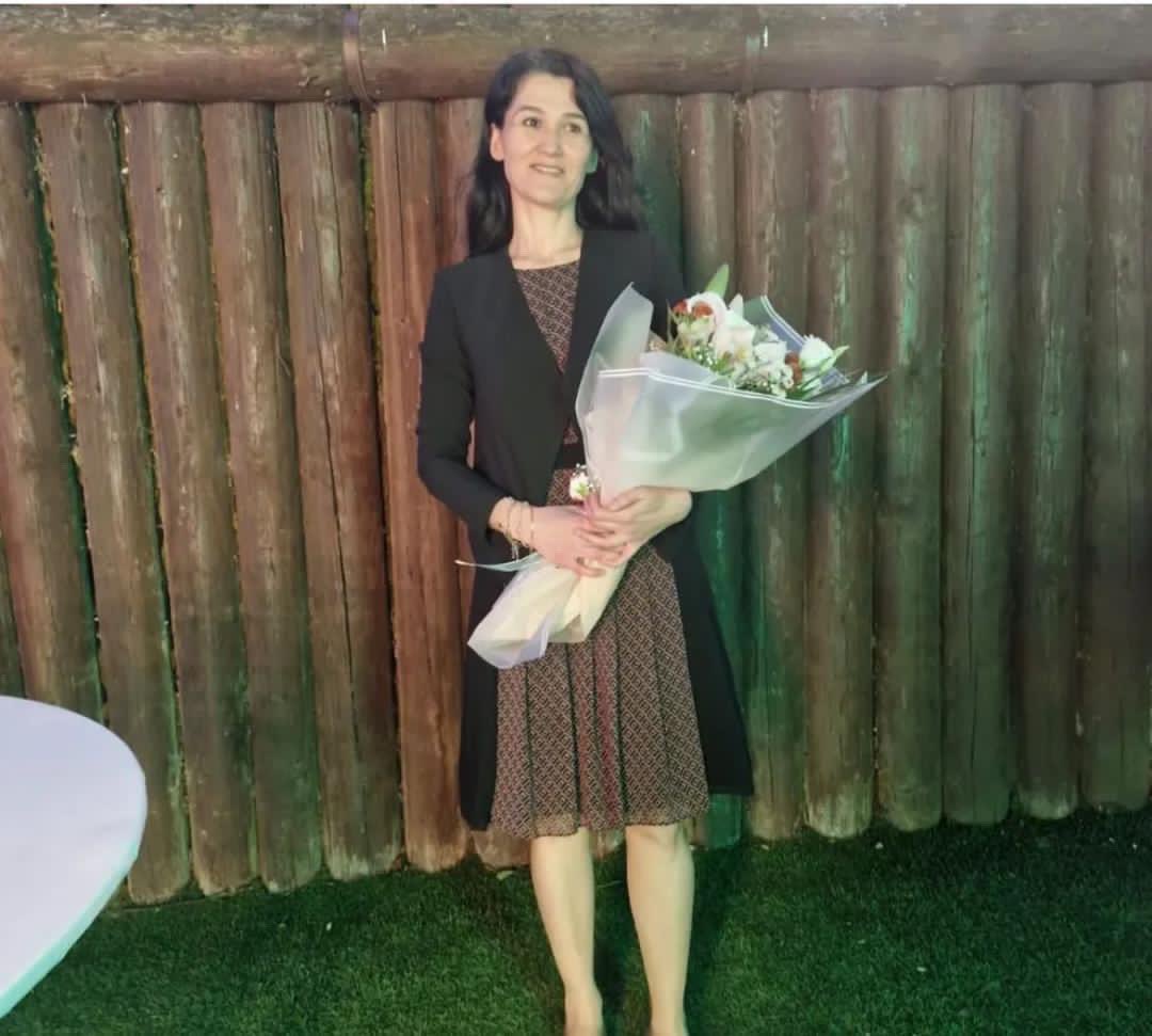 haticebrarr's tweet photo. Bugün Çekmeköy’de, 17 yaşındaki öğrencisi tarafından bıçaklandı Fatma Nur Öğretmen. Bu giden kaçıncı cân… 

Geçmişte bir bıçaklanma olayı daha olmuş ve Fatma Nur öğretmen bıçaklananlar biz olabilirdik demiş.

Hem anne hem öğretmen olan Fatma Nur Hanım kurtulamamış, hayatını kaybetmiş.

Öğretmenlerin Akademi sistemiyle “bilim insanı” olmasına lüzum yok ama öğretmen/öğrenci dengesini koruyacak, merhamet, şefkat gibi en insanî meselelerin temel alındığı, öğrenmeyi zorluklarıyla birlikte sevdiren bir eğitim modeline ihtiyaç var.