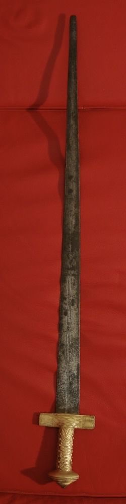 LordBalogunV3's tweet photo. Possible Yoruba Takouba swords. Based on the design on the brass hilt, this takouba is speculated to be of Yoruba manufacture. https://t.co/WN4VEXo4At