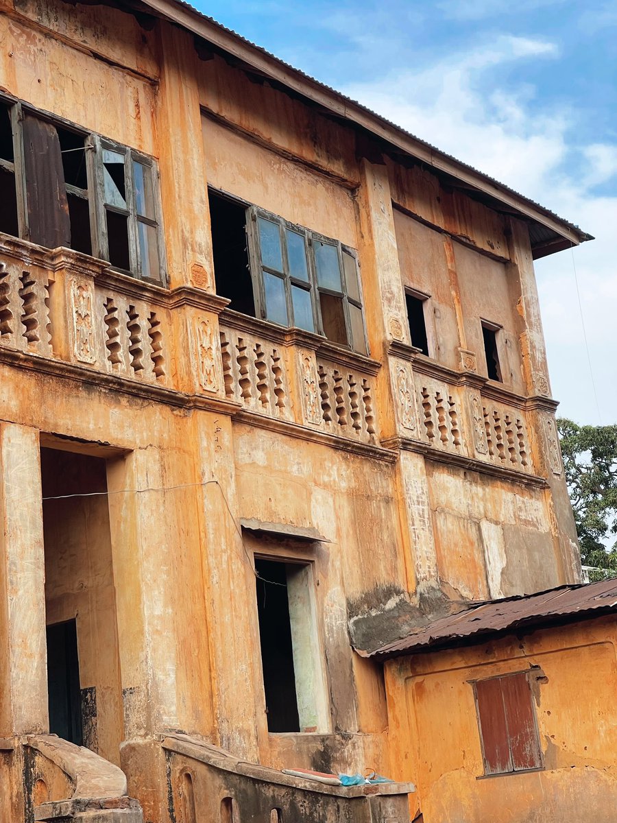 🏚️ Mémoire qui s’effrite…

Les murs tombent à Porto-Novo.
Le temps efface peu à peu ces maisons afro-brésiliennes.

Mais sous un toit fatigué, une fille tend un tapis de prière à son père.

La bâtisse s’éclipse.
La transmission, elle, tient toujours. ✨