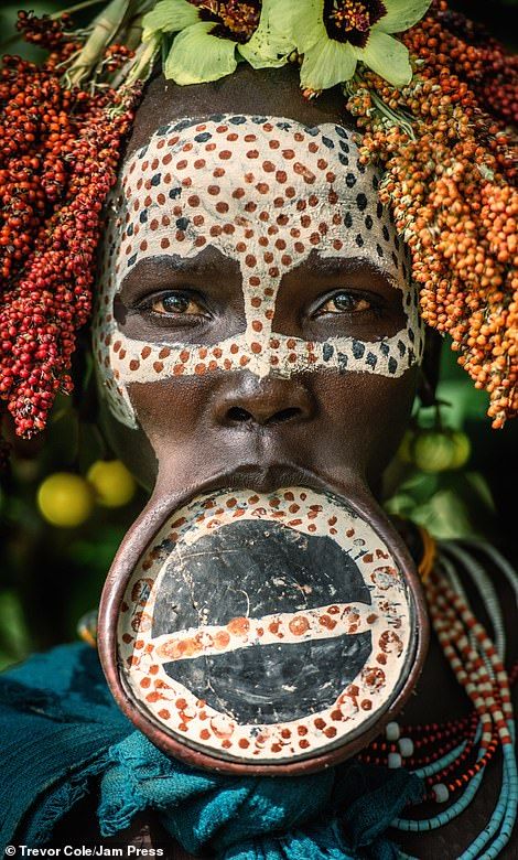 giboretz's tweet photo. Kwa Ethiopia🇪🇹 huu ni urembo maarufu kwa wanawake hasa kwa makabila ya Suri.

Je huku kwetu urembo maarufu kwa wanawake ni upi? https://t.co/zYsVZLAk3q