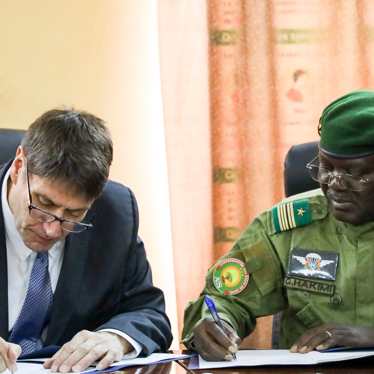 NigerAr's tweet photo. Coopération: 178 millions de dollars des États-Unis pour soutenir le système sanitaire nigérien

Le Niger et les États Unis ont signé, le jeudi 26 février 2026, un protocole stratégique de coopération de 178 millions de dollars américains pour financer le système sanitaire nigérien.

Ce protocole explique, un communiqué de l’ambassade des États-Unis au Niger, entre   dans le cadre de la Stratégie Mondiale de Santé << America First >> de l’administration Trump.

À travers ce protocole d’accord de cinq ans, poursuit l’ambassade, “les États-Unis et le Niger tracent la voie vers des systèmes de santé résilients, autonomes et durables au Niger, tout en protégeant les Américains en prévenant la propagation des maladies infectieuses grâce à l’amélioration de la surveillance et de la réponse aux épidémies”.

Les États-Unis, en collaboration avec le Congrès, “prévoient de fournir jusqu’à 107 millions de dollars d’assistance sanitaire au cours de la période de cinq ans” annonce la source selon laquelle , “ce soutien renforcera l’autonomie du système de santé nigérien, renforcera les capacités du personnel de santé et préservera les progrès réalisés au fil des années dans la prévention et le traitement du paludisme, la surveillance et la riposte aux maladies infectieuses, la prévention et la surveillance de la poliomyélite, ainsi que la santé maternelle et infantile”.

En outre, “l’assistance américaine élargira également l’accès à la prévention du paludisme, aux tests de diagnostic et aux traitements efficaces et le  Gouvernement du Niger augmentera ses propres dépenses nationales de santé de plus de 71 millions de dollars sur la durée du protocole d’accord de cinq ans, assumant ainsi une plus grande autonomie dans la gestion de son système de santé” souligne le communiqué.

Par ailleurs, cet accord “met l’accent sur une coopération bilatérale directe car il garantit que les financements soutiennent les services de première ligne, réduisent les coûts administratifs et produisent des résultats mesurables qui protègent à la fois les Américains et les Nigériens” indique l’ambassade.

Cet accord, réaffirme, un “engagement commun à préserver les acquis sanitaires durement obtenus” indique la source, réitérant  ainsi l’engagement des États-Unis à continuer “de signer des protocoles d’accord bilatéraux pluriannuels en matière de coopération sanitaire mondiale avec les pays bénéficiant d’une assistance sanitaire américaine dans le cadre de la Stratégie Mondiale de Santé << America First >> du Président Trump”.