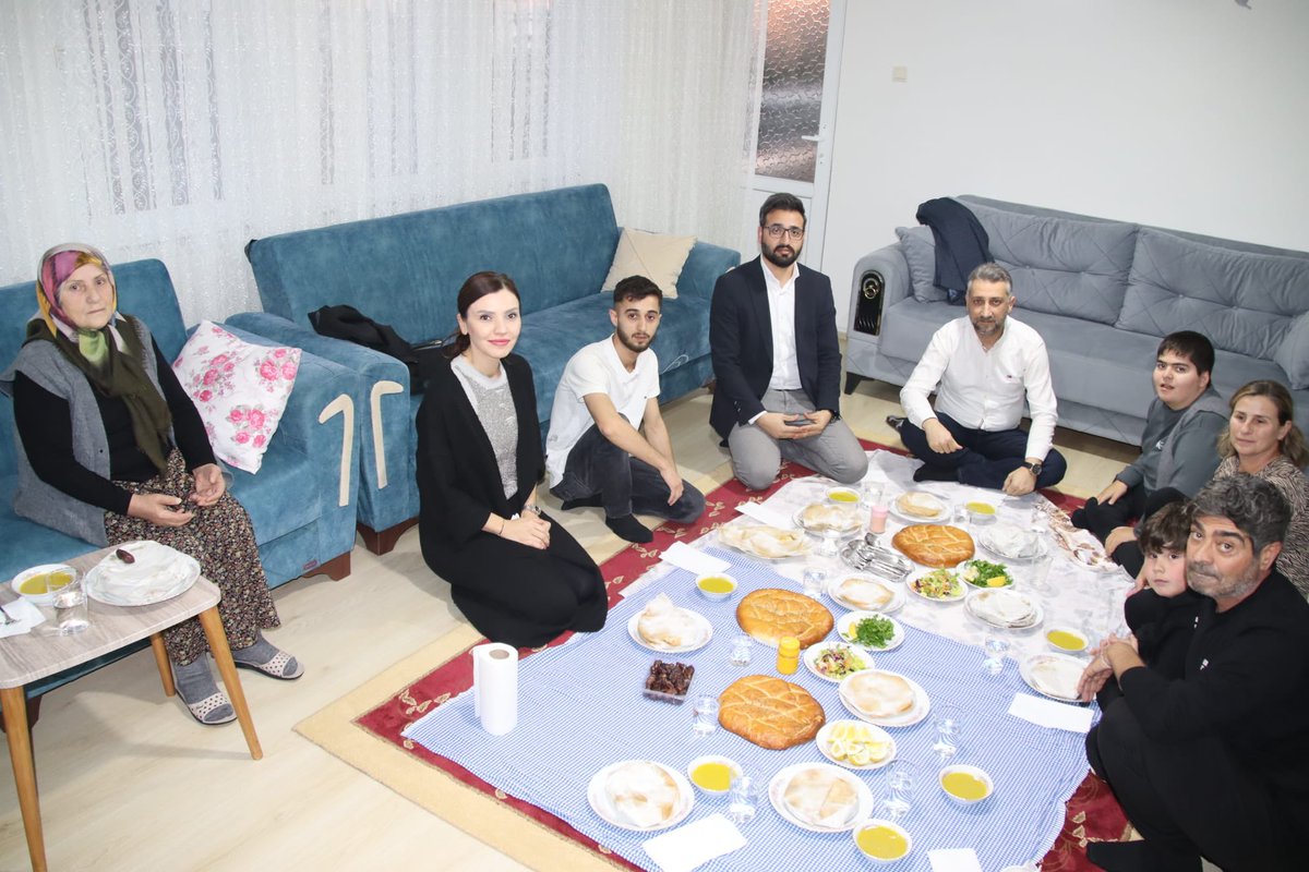 📍 Gazi Mahallesi

🔻 İftar Sofrası

İl Yönetim Kurulu Üyemiz Sn. Turan Deniz, İlçe Başkanımız Sn. Seyidhan Kartal, İlçe Başkan Yardımcımız Sn. Seyda Denizci ve Gençlik Kolları Yönetim Kurulu Üyelerimiz Sn. Mehmet Salih Tüncer, Sn. Ferhat Zeyrek ile birlikte Şehidimiz Sedat