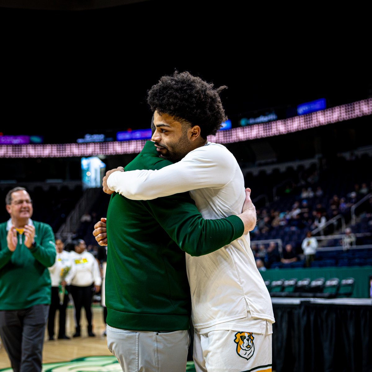 SienaMBB's tweet photo. 🏀 Senior Moments 🐶💚💛

📸 Josh Miller
🖼️ https://t.co/1KKFYKPS3z

#MarchOn x #OnceASaintAlwaysASaint https://t.co/dq4mPshoB3
