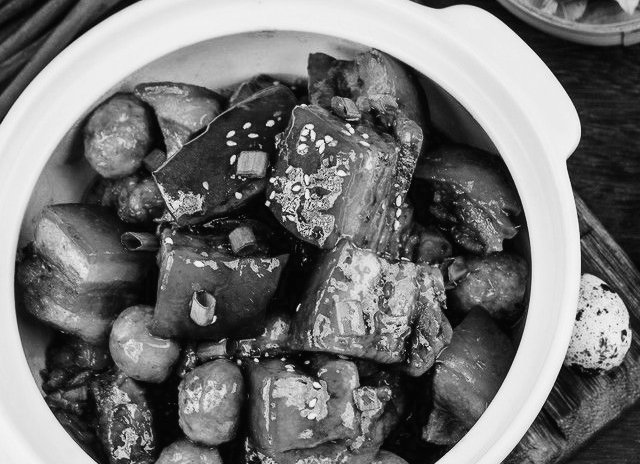 ️️ 

Selamat ulang tahun. Buat beliau ke-60. Pork with soy sauce, requestnya. Baru pertama kali bikin, cuman modal ngikutin tutorial di 𝘠𝘰𝘶𝘛𝘶𝘣𝘦. Semoga enak. 

️️