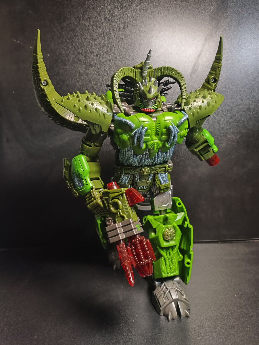 TFormers's tweet photo. The Thirteen Liege Maximo In-Hand Images of #Transformers Age Of The Primes Leader Class Figure: Just out on the SNS are in-hand images of #Transformers Age Of The… https://t.co/IdYFyVHHRX - Read More #Transformers #ThirteenLiegeMaximo #AgeOfThePrimes #LeaderClass #ActionFigures https://t.co/qa7nLeiytv