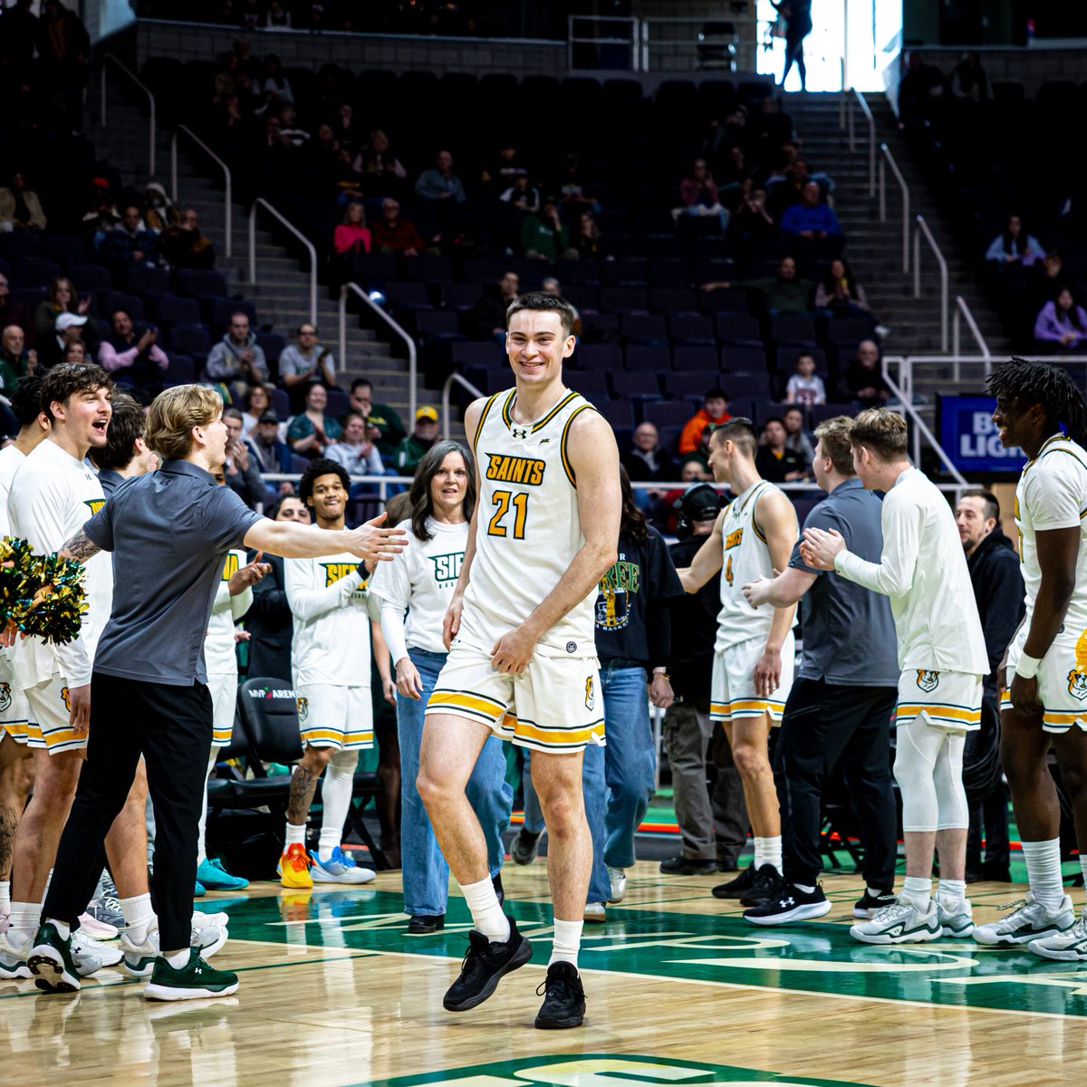 SienaMBB's tweet photo. 🏀 Senior Moments 🐶💚💛

📸 Josh Miller
🖼️ https://t.co/1KKFYKPS3z

#MarchOn x #OnceASaintAlwaysASaint https://t.co/dq4mPshoB3