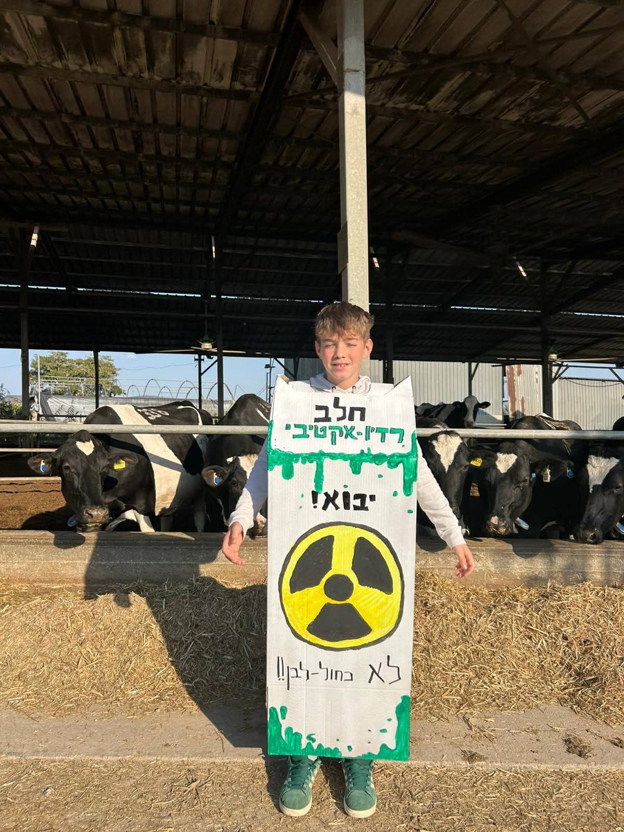 raftanimil's tweet photo. אסא עפרוני בן 11 וחצי ממושב בית שערים תומך במאבק הרפתנים ובחקלאות הישראלית. המסר של אסא: רק חלב ישראלי ולא חלב מיבוא.
מה דעתכם על התחפושת? https://t.co/utEOWFOVVS