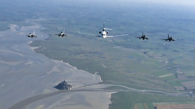 top_force's tweet photo. ✈️🇫🇷⚓️Survol du Mont-Saint-Michel par le #AUG @DassaultFalcon Falcon 7X @CotamFleet et 4 #Rafale @Dassault_OnAir de la Force aéronavale nucléaire #FANu @MarineNationale et des Forces aériennes stratégiques #FAS @Armee_de_lair, ensemble. https://t.co/tji4xkXvDt