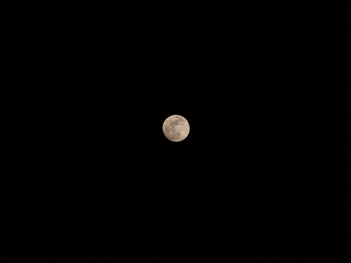 HalogenDS's tweet photo. Photos of the moon I took today
#photography 
#camera https://t.co/k4szS7VqtC