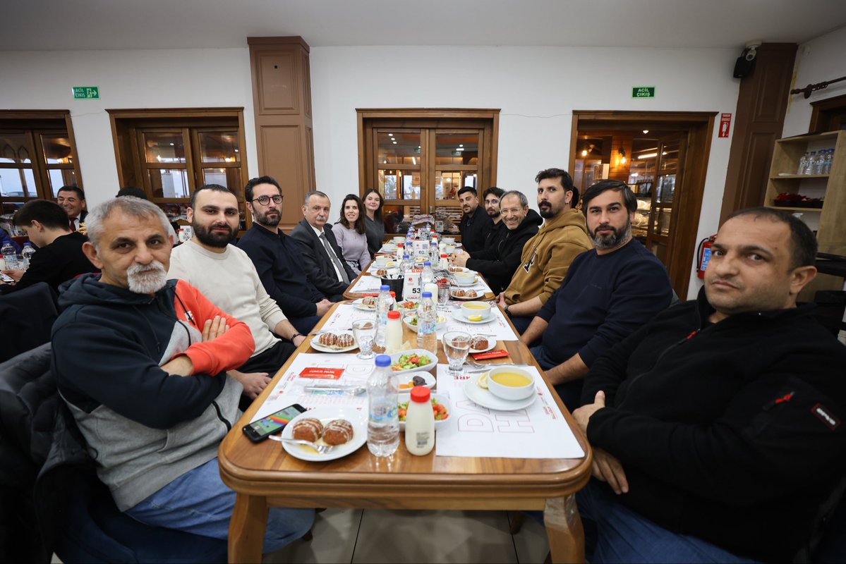 Şehrimizde görev yapan yerel ve ulusal basın mensuplarımızla düzenlediğimiz iftar programında bir araya geldik.

Programa; CHP Yunusemre İlçe Başkanı Yalçın Arcak, Başkan Yardımcılarımız Ali Kuyumcu, Hakan Gürtunca, Haydar İzci, Mehmet Mesut Doğan ve Dr. Efe Yakkan, Özel Kalem