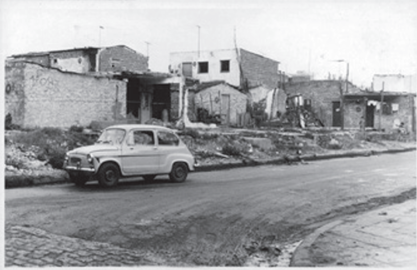 Vista interior de la villa del Bajo Belgrano previa a su demolición. Año 1978.