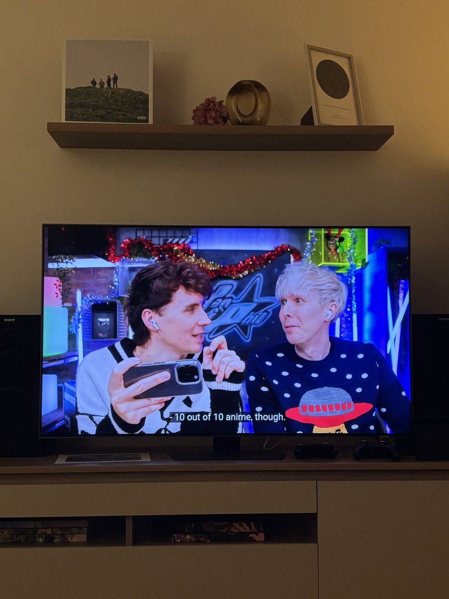 couragedjh's tweet photo. @AmazingPhil sorry i can’t watch i’m busy https://t.co/cyOCbLfkmu