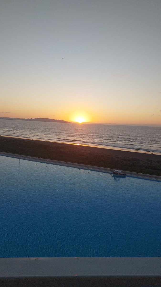 La bondad constante puede lograr mucho. A medida que el sol hace que el hielo se derrita, la bondad provoca que se evaporen los malentendidos, la desconfianza y la hostilidad.
~Albert Schweitzer 
🧡🧡🧡