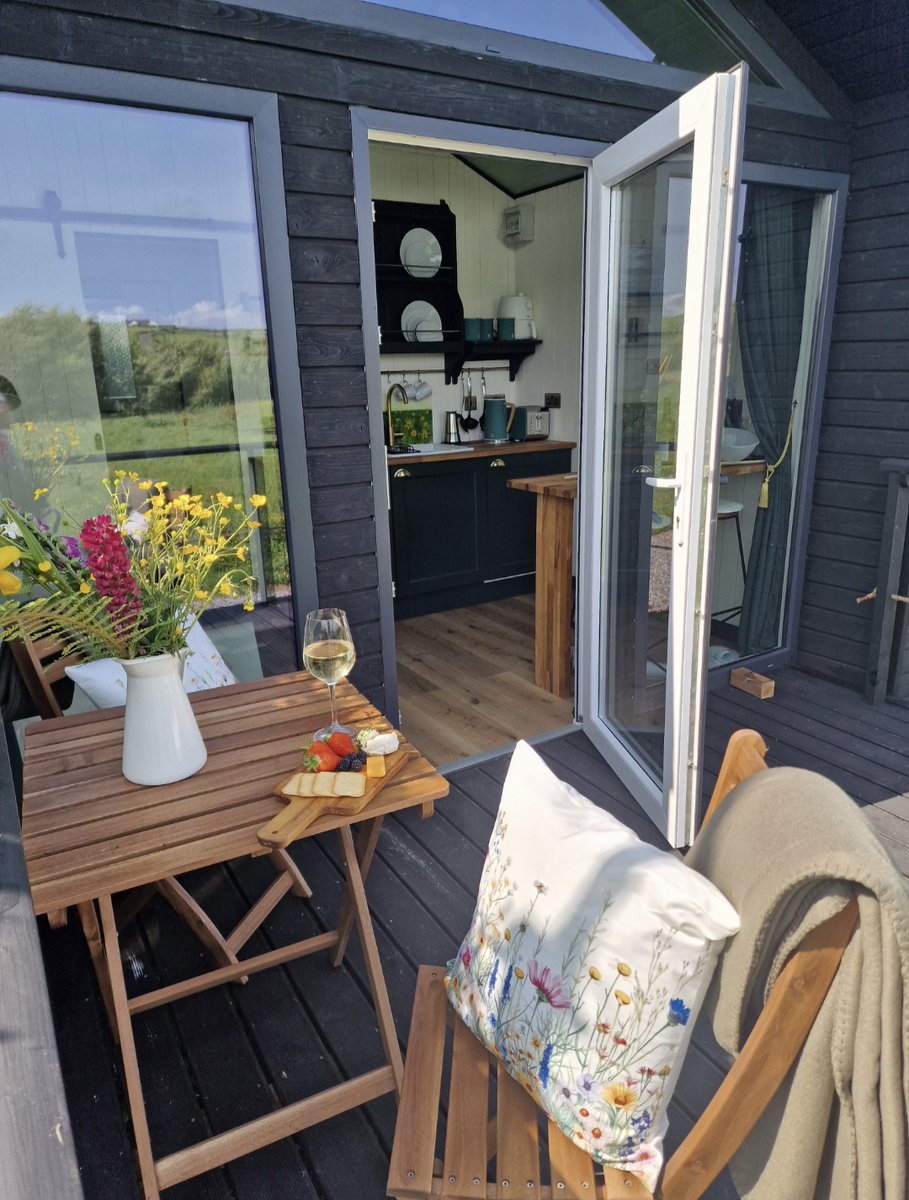 IloveDoolin's tweet image. #MemberMonday  ✨ Wild Meadow Huts 💚

Anne and Conor are the owners of Wild Meadow. With over 34 years of experience in the tourism industry in Doolin including a successful seafood restaurant and B&amp;amp;B.

We reopen on April 3rd for the 2026 season. wildmeadowhuts.ie.