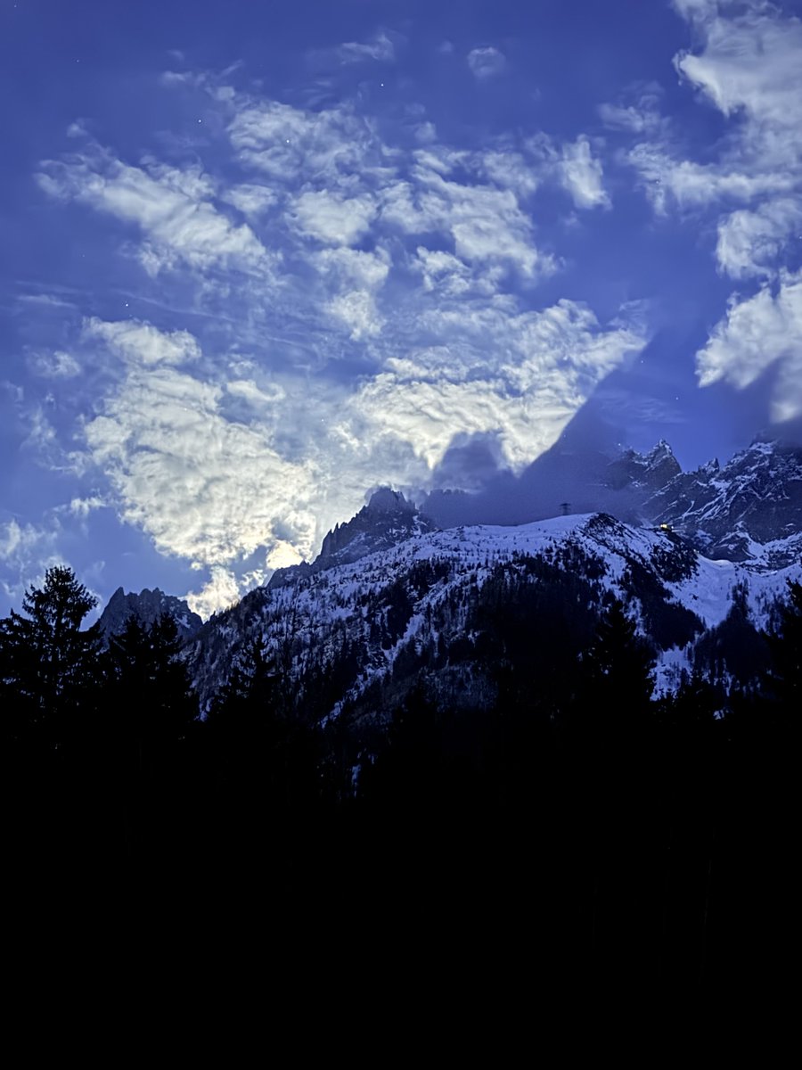 pinpinmag's tweet image. Lever de lune #Chamonix