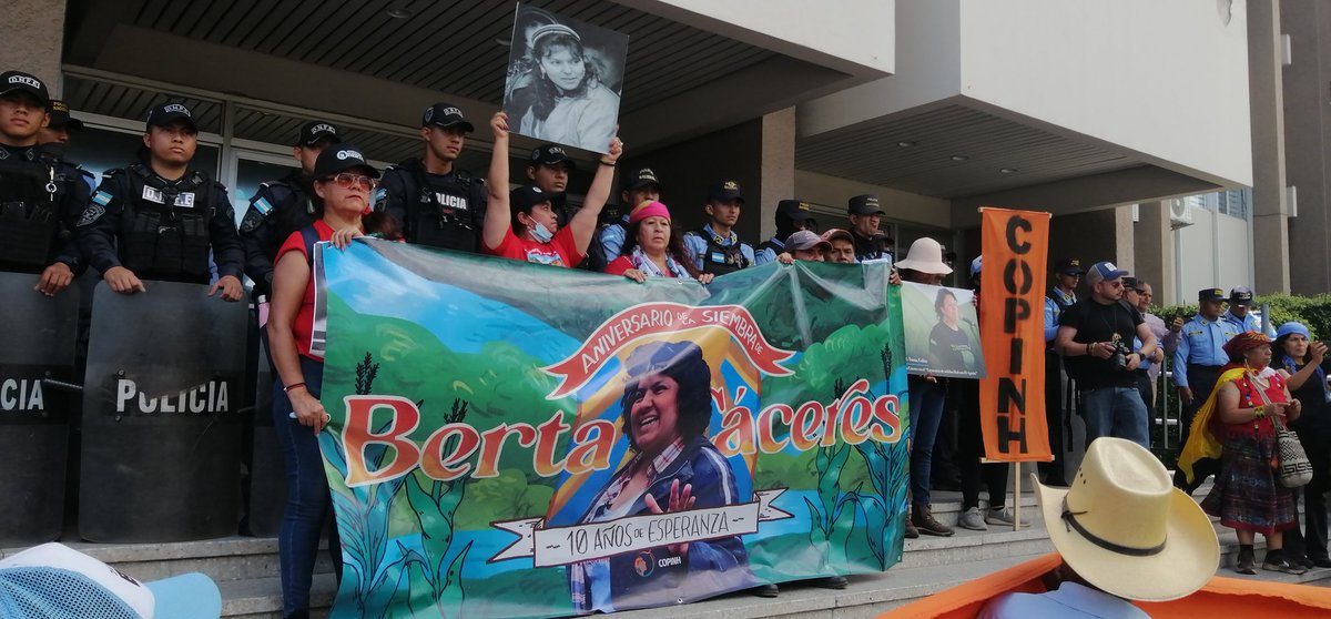 nicaraguaymas's tweet photo. En el décimo aniversario de la siembra de Berta Cáceres, el Copinh y organizaciones sociales y populares se movilizan hacia la Corte Suprema de Justicia exigiendo #JusticiaParaBerta, porque #BertaVive, #DesaCulpable y aún #FaltanLosAtala https://t.co/ltdY8wQhDY