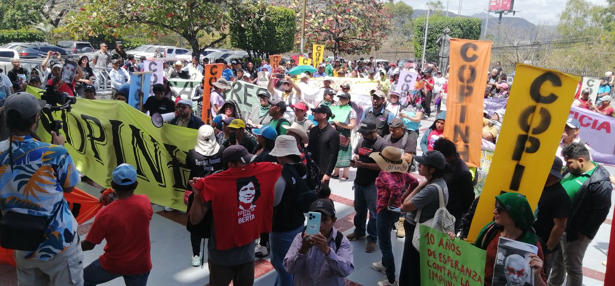 nicaraguaymas's tweet photo. En el décimo aniversario de la siembra de Berta Cáceres, el Copinh y organizaciones sociales y populares se movilizan hacia la Corte Suprema de Justicia exigiendo #JusticiaParaBerta, porque #BertaVive, #DesaCulpable y aún #FaltanLosAtala https://t.co/ltdY8wQhDY