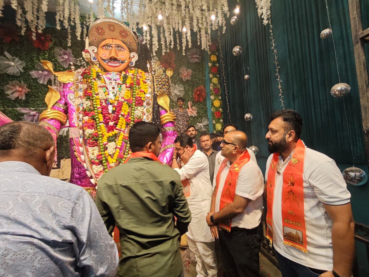 rajeshchudasma's tweet photo. આજરોજ ગીરસોમનાથ જિલ્લાના વેરાવળ ખાતે અધર્મ પર ધર્મની જીતના પ્રતીક હોળી પર્વ નિમિત્તે શ્રી વેરાવળ ભોઈ સમાજ દ્વારા આયોજિત પરંપરાગત હોળી ઉત્સવમાં હાજરી આપીને સૌની સુખાકારી માટે પ્રાર્થના કરી. https://t.co/pWcajxEIoL