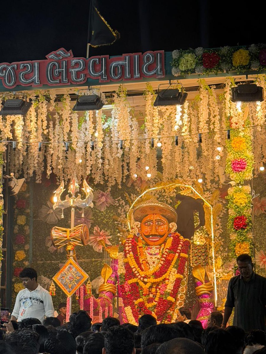 rajeshchudasma's tweet photo. આજરોજ ગીરસોમનાથ જિલ્લાના વેરાવળ ખાતે અધર્મ પર ધર્મની જીતના પ્રતીક હોળી પર્વ નિમિત્તે શ્રી વેરાવળ ભોઈ સમાજ દ્વારા આયોજિત પરંપરાગત હોળી ઉત્સવમાં હાજરી આપીને સૌની સુખાકારી માટે પ્રાર્થના કરી. https://t.co/pWcajxEIoL