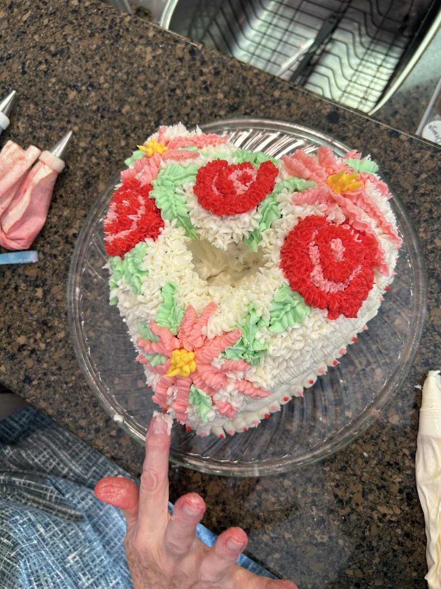 zoewbarton's tweet photo. @bebookled The vintage cake my grandmother just made my sister for her birthday 😍🥲 https://t.co/kYGH84k9AC