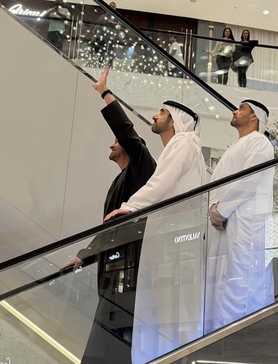 ما حركت طرفه صواريخ الانجاس
ولا احتمى مثل الذي يرسلوها  

يمشي ما بين الشعب من غير حراس 
كنه يقول تطمنوا وازهلوها