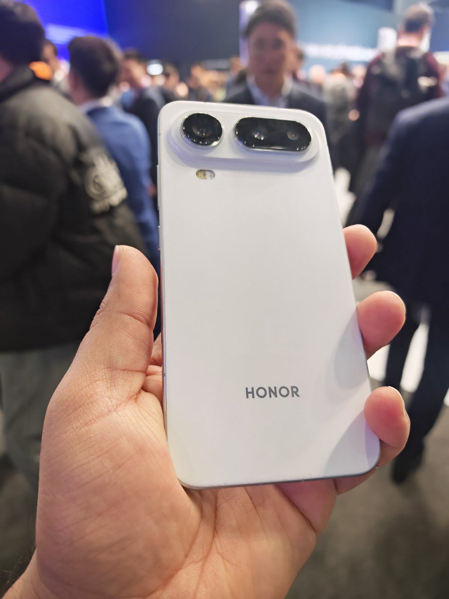 NexToWeb's tweet photo. HONOR Magic 8 Pro Air
#HONOR #HONORMagic8ProAir #HONORMWC2026 https://t.co/Fqs4t61sGI