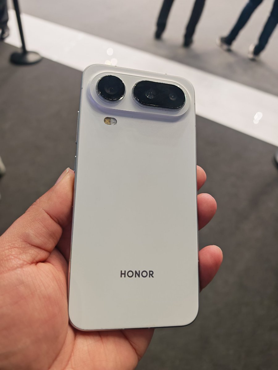NexToWeb's tweet photo. HONOR Magic 8 Pro Air
#HONOR #HONORMagic8ProAir #HONORMWC2026 https://t.co/Fqs4t61sGI