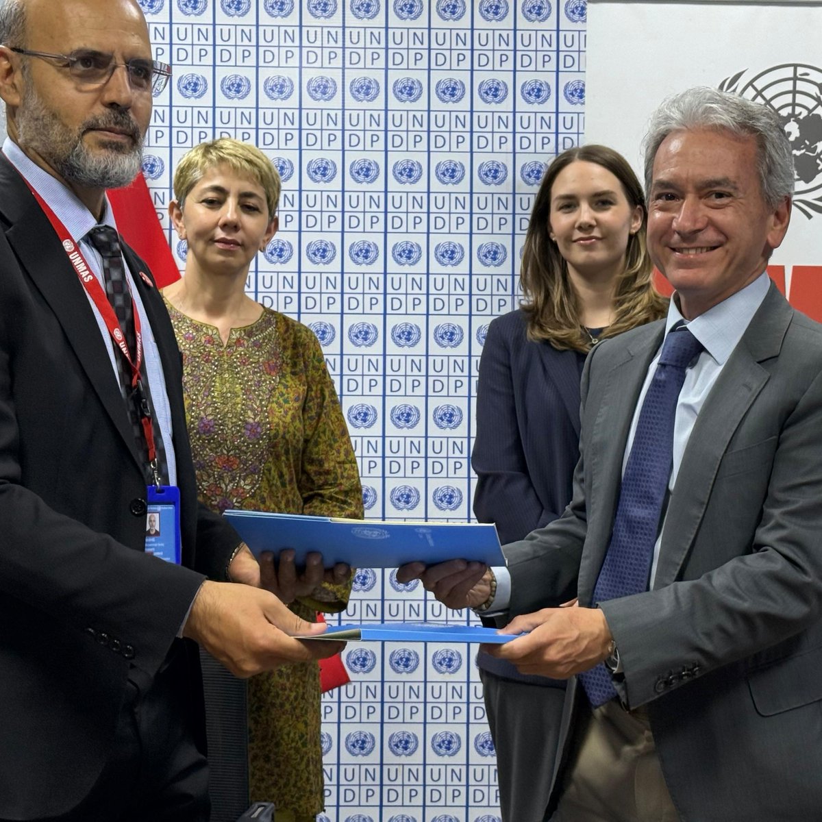 UNDP_Sudan's tweet photo. You cannot rebuild where explosive remnants of war still endanger lives.

Today, @UNDP and @UNMAS reinforced their partnership to continue removing explosive threats, creating the conditions for safe return, restored services and renewed local economies. https://t.co/ZsFhaKhmLP