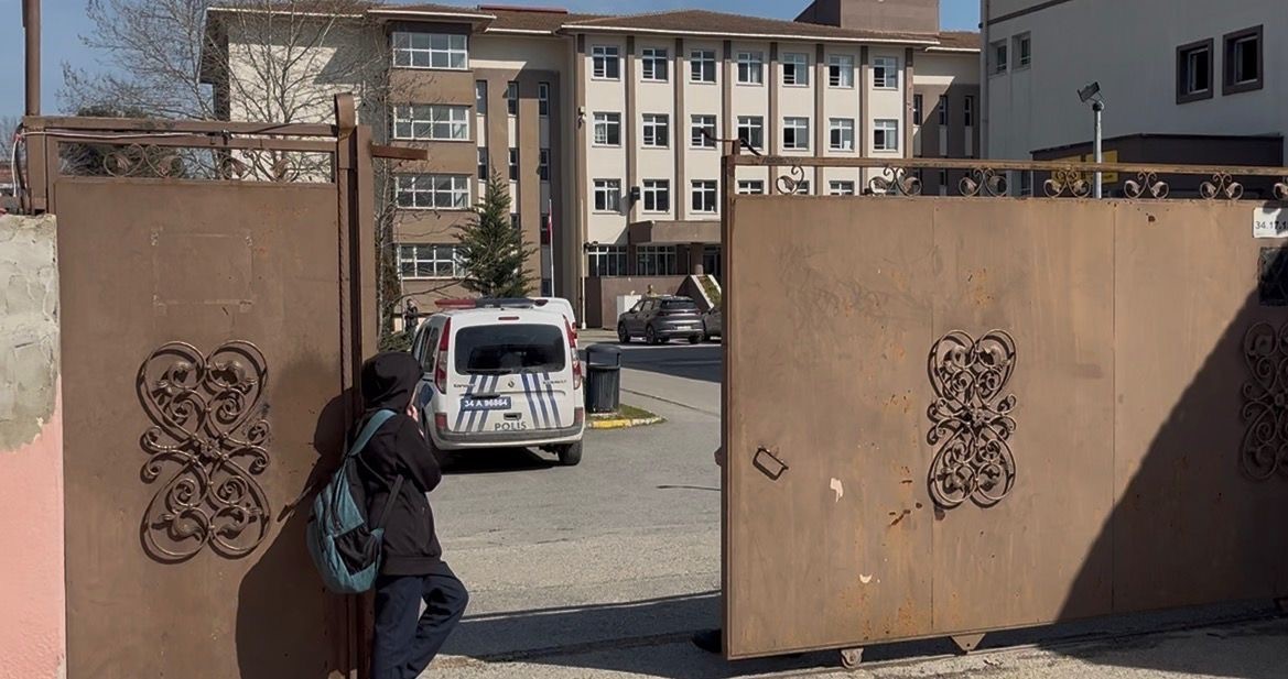 onedio's tweet photo. Çekmeköy’de bugün bir okulda yaşanan olayda, bir öğrencinin saldırısı sonucu iki öğretmen ve bir öğrenci yaralandı.

Yaralı olarak hastaneye kaldırılan öğretmenlerden F.N.Ç., yapılan tüm müdahalelere karşın hayatını kaybetti.

📌Yaşanan olayın ardından tüm eğitim sendikaları, öğretmen F.N.Ç.’nin hayatını kaybetmesi nedeniyle yarın İstanbul genelinde iş bırakma kararı aldı.