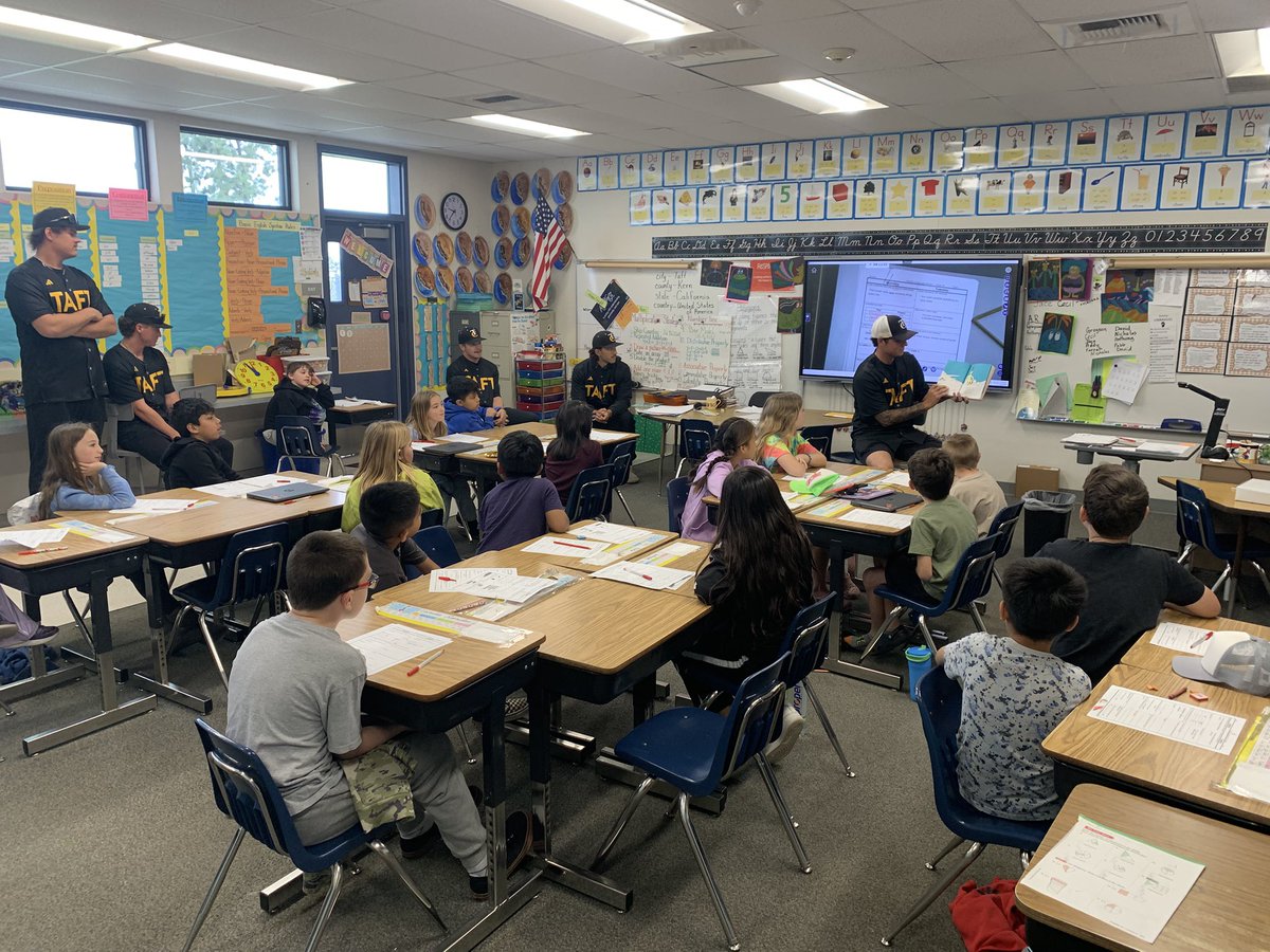 taftcollegeball's tweet photo. A morning of “Reading Across America” at Parkview Elementary School in Taft. Next stop Jefferson Elementary School in Ford City at 11am. #ReadAcrossAmericaDay https://t.co/XfuNFk0Iz0
