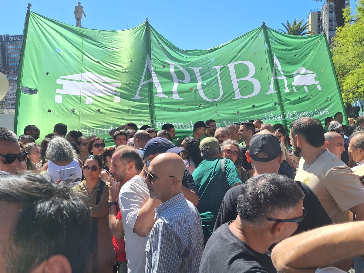 APUBA's tweet photo. APUBA EN LA CONVOCATORIA DE LA CGT A TRIBUNALES CONTRA LA REFORMA LABORAL 

APUBA participó este lunes de la movilización impulsada por la Confederación General del Trabajo frente al Palacio de Tribunales para apoyar la presentación judicial de la central obrera contra la Reforma Laboral recientemente sancionada en el Congreso.

El recurso jurídico plantea la inconstitucionalidad de la norma por su carácter regresivo y la restricción de derechos consagrados como el derecho a huelga, el debilitamiento de la representación sindical y otros aspectos. Una enorme cantidad y variedad de Asociaciones acompañaron esta iniciativa en la Plaza Lavalle en una nueva jornada de protesta.
