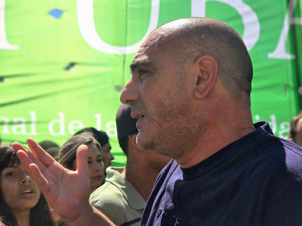 APUBA's tweet photo. APUBA EN LA CONVOCATORIA DE LA CGT A TRIBUNALES CONTRA LA REFORMA LABORAL 

APUBA participó este lunes de la movilización impulsada por la Confederación General del Trabajo frente al Palacio de Tribunales para apoyar la presentación judicial de la central obrera contra la Reforma Laboral recientemente sancionada en el Congreso.

El recurso jurídico plantea la inconstitucionalidad de la norma por su carácter regresivo y la restricción de derechos consagrados como el derecho a huelga, el debilitamiento de la representación sindical y otros aspectos. Una enorme cantidad y variedad de Asociaciones acompañaron esta iniciativa en la Plaza Lavalle en una nueva jornada de protesta.