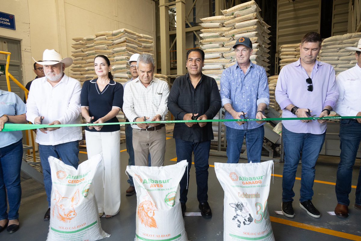 ramirezlalo_'s tweet photo. Asistí a la inauguración de la nueva línea de producción de ALBASUR, una empresa dedicada al comercio de alimentos balanceados para animales de granja. Me da mucho gusto que las empresas expandan su producción porque esto es símbolo de progreso. 

La creación de nuevos empleos coadyuva al crecimiento económico y al bienestar de las familias chiapanecas. 

Como gobierno, trabajamos todos los días para vengan las inversiones a Chiapas, y este tipo de proyectos nos emociona mucho porque genera empleos y derrama económica que beneficia a la región y muestra que hay confianza y seguridad.

¡Por un Chiapas seguro para invertir!
