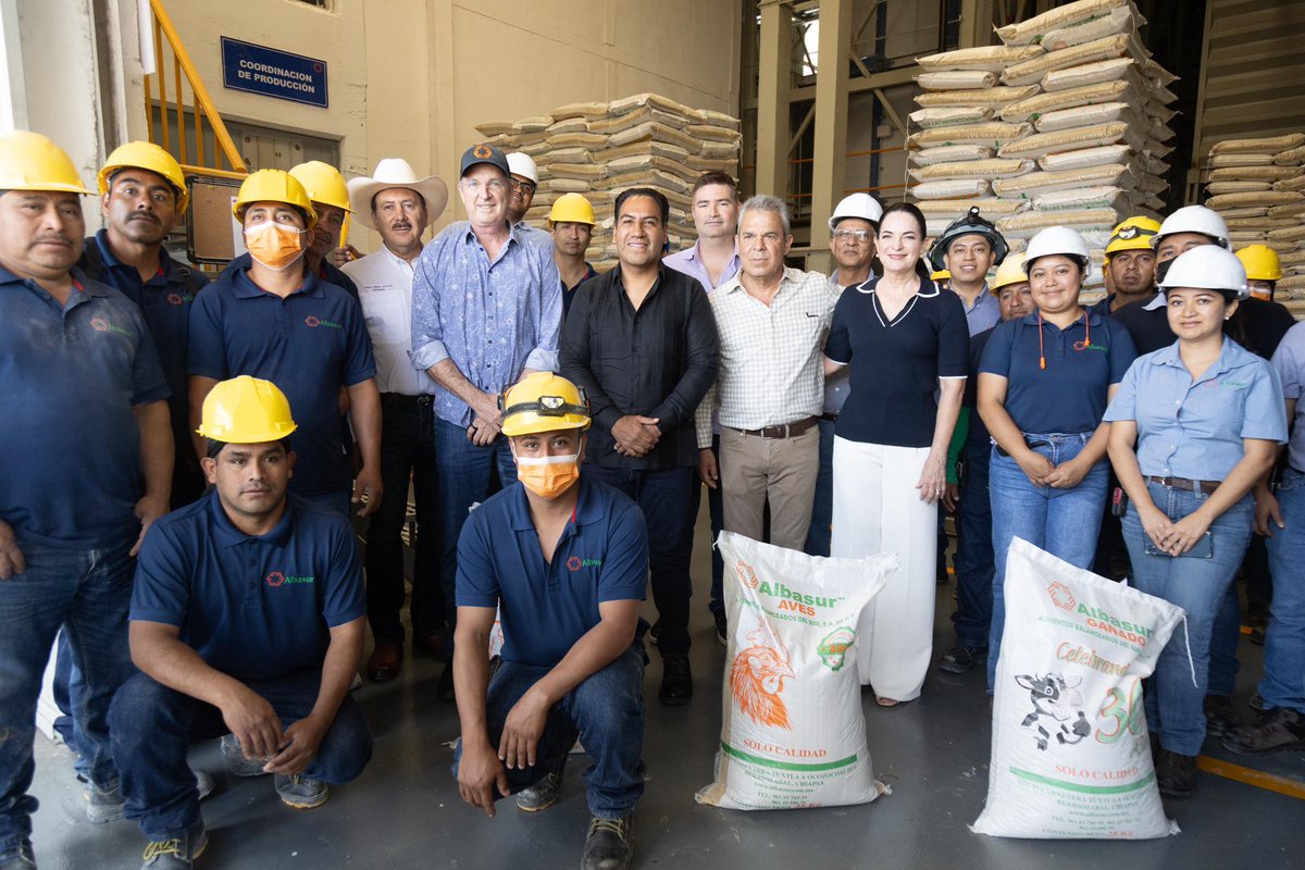 ramirezlalo_'s tweet photo. Asistí a la inauguración de la nueva línea de producción de ALBASUR, una empresa dedicada al comercio de alimentos balanceados para animales de granja. Me da mucho gusto que las empresas expandan su producción porque esto es símbolo de progreso. 

La creación de nuevos empleos coadyuva al crecimiento económico y al bienestar de las familias chiapanecas. 

Como gobierno, trabajamos todos los días para vengan las inversiones a Chiapas, y este tipo de proyectos nos emociona mucho porque genera empleos y derrama económica que beneficia a la región y muestra que hay confianza y seguridad.

¡Por un Chiapas seguro para invertir!
