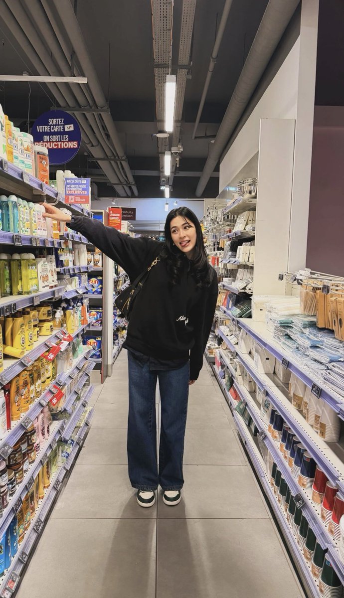 lingling_fans's tweet photo. Lingling in Supermarket ~ 

LINGORM TAKEOFF TO DIORAW26
#LingOrmDiorAW26APTLook
#linglingkwong #PFW 
#Dior #DiorAW26 
@linglingsirilak @Dior https://t.co/EioU7m1mSX