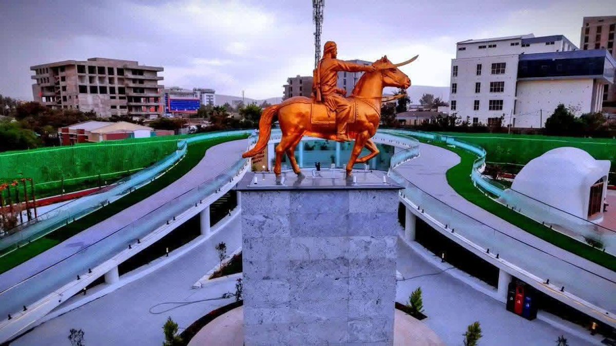 giesade's tweet photo. Taaladii Sayid ka oo loo aag badalay, meel cuusb oo Horleh ayaa layidhi caasimada ka daawo .
Gabayadiisii maxaad ka xasuusataa? https://t.co/5JKLlsz7Co