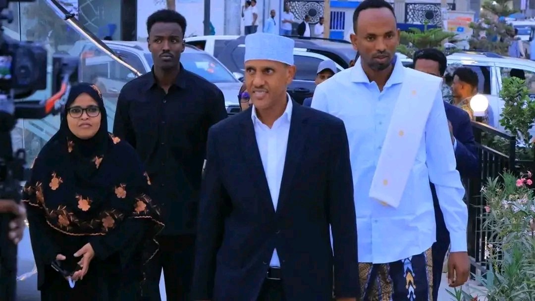 giesade's tweet photo. Taaladii Sayid ka oo loo aag badalay, meel cuusb oo Horleh ayaa layidhi caasimada ka daawo .
Gabayadiisii maxaad ka xasuusataa? https://t.co/5JKLlsz7Co