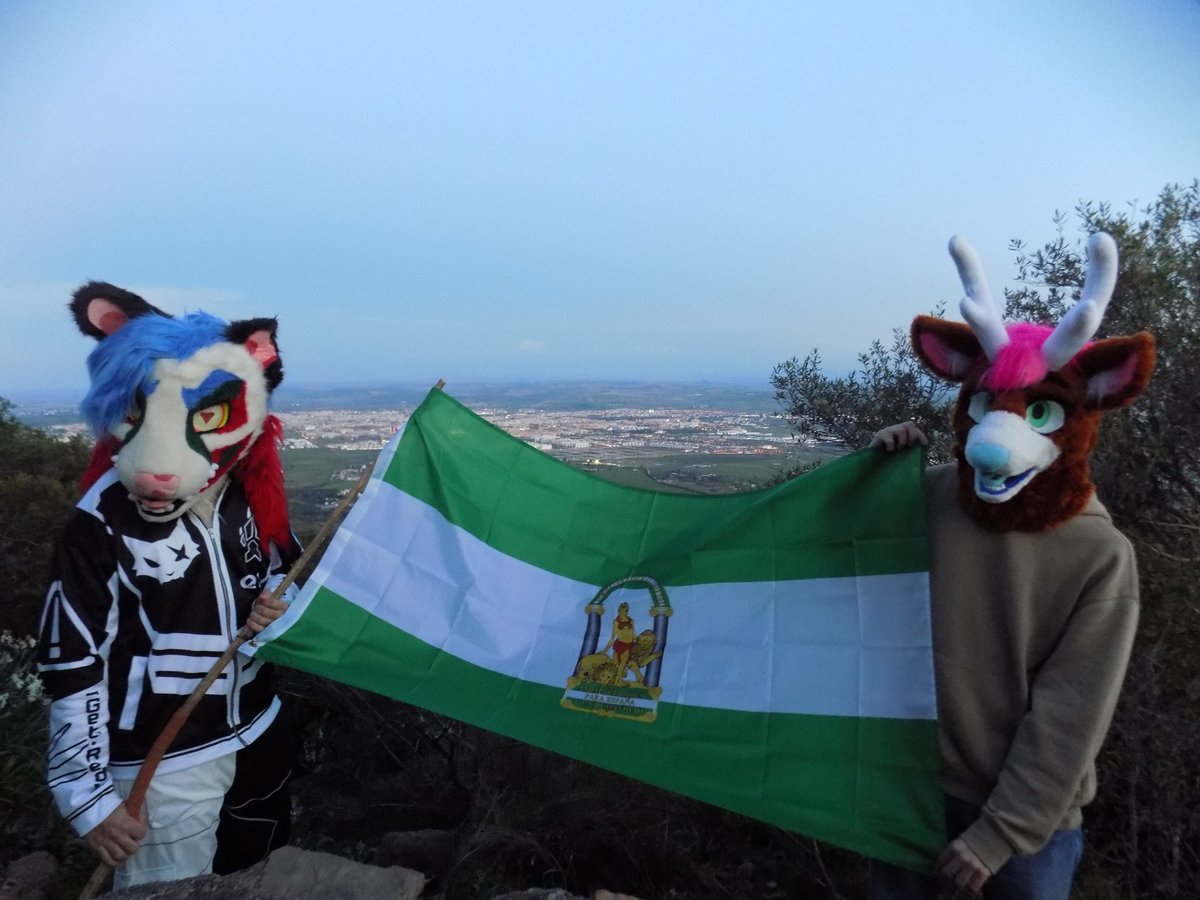 En el día de Andalucía <a href="/GarciGreen/">Brayden 🤡🎪</a> y yo nos hicimos una sesión de fursuiting por ahí (luego subiré más foticos).
Acabando en un mirador con Córdoba de fondo, aclamando lo que somos 🗣️

📸🦇:<a href="/Funu_the_funus/">Funu the Funus (REQUESTS OPEN)</a> 
Protector de materiales 🎒💰🦊: <a href="/DevoTheFennec/">Devo</a>