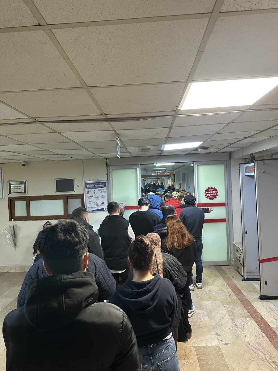 Eham2000's tweet photo. Sağlık sektörümüz hani iyiydi insanlar koyun gibi sıra bekliyo İstanbul ümraniye eğitim araştırma hastanesi acil bölümü hastaların hepsi acil öksüren tıksıran ayakda zor bekliyor böyle sistem mi olur ayıp hemde çok ayıp
@saglikbakanligi 
@drmemisoglu 
@tcbestepe https://t.co/zrJiPG9sKt