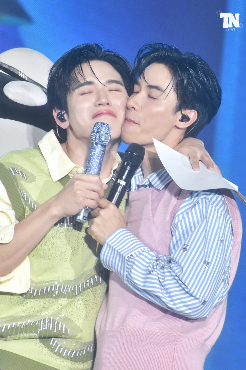 In Tay's space...
Originally someone asked him about the cheek to cheek pose done by New on the fam meet so tay explained ::
#PolcaFamMeeting #เตนิว #TayNew 

That Hin didnt tell tay first, he just did the pose by himself (// might be the reason tay was all shocked and flustered
