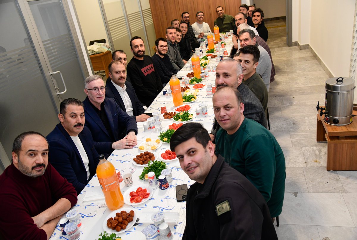 KariyerKtun's tweet photo. 🌙 Birlikte Aynı Sofrada
Kariyer Merkezi olarak farklı birimlerimizden kıymetli mesai arkadaşlarımızla iftar programında buluştuk.
Paylaşmanın ve dayanışmanın ruhunu yeniden yaşadığımız bu güzel akşamda bizlerle olan herkese teşekkür ederiz. ✨
#KariyerMerkezi  #İftarBuluşması https://t.co/ZYfeupnHAv