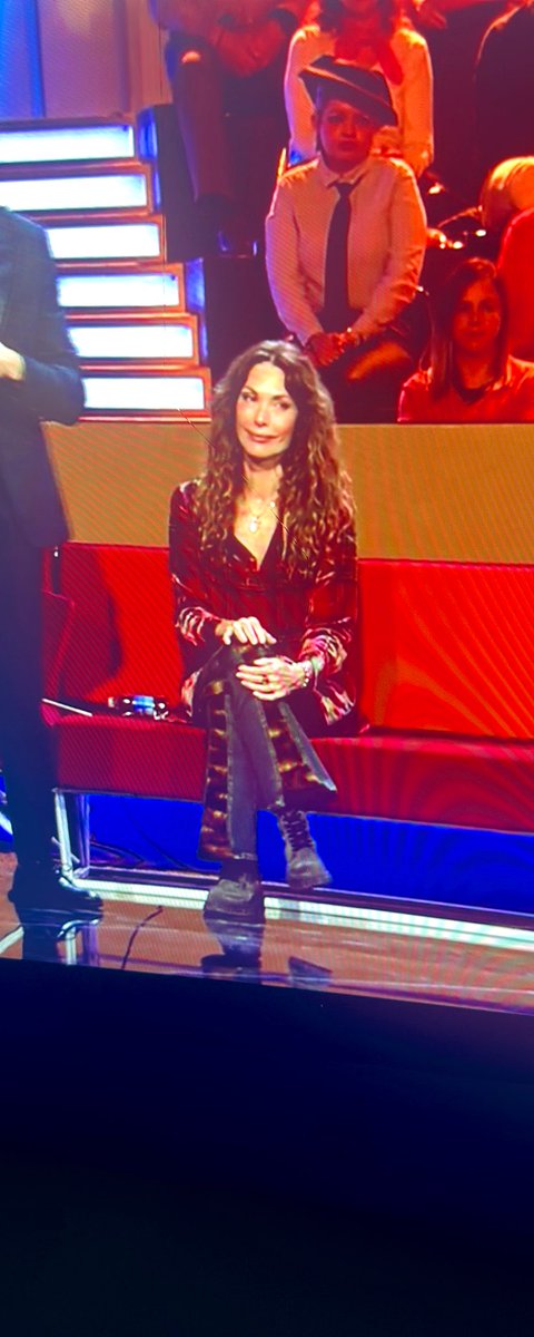 lareilorei's tweet photo. Se puede estar más guapa con tan poco? una camisa a cuadros un pantalón y unos botines, pelo desenfadado y  apenas maquillaje 😍❤️ #Piaget2M @Cristinapiaget https://t.co/ymmvVMOx6C