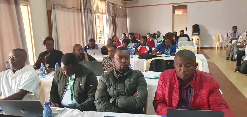 Merankabandi2's tweet image. Ledit atelier est organisé à l'endroit du personnel des ONGs membres des groupements ou consortia de mise en oeuvre des mesures d'accompagnement du @Merankabandi2 dans les secteurs de #Ngozi, #Cibitoke,  #Kayanza, #Muyinga, #Cankuzo