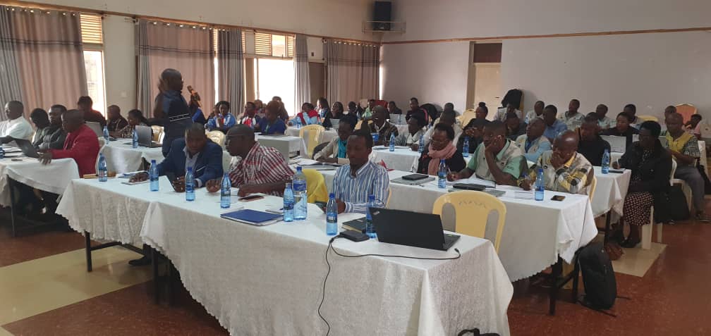 Merankabandi2's tweet image. Ledit atelier est organisé à l'endroit du personnel des ONGs membres des groupements ou consortia de mise en oeuvre des mesures d'accompagnement du @Merankabandi2 dans les secteurs de #Ngozi, #Cibitoke,  #Kayanza, #Muyinga, #Cankuzo